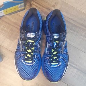 NIB Brooks Adrenaline GTS 17 tennis/running shoes
